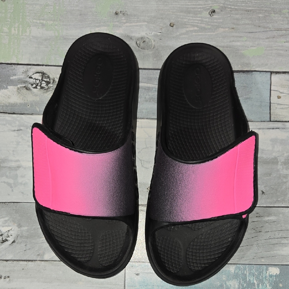 OOFOS Women's Black and Pink Slide Sandals